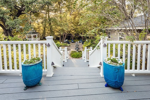 The Missing Pines Bungalow - King Suite in the heart of OS!