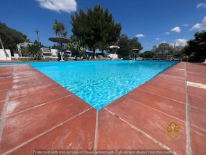 Piscina externa sazonal, funciona das 10h às 19h, guarda-sóis