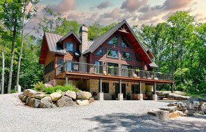 Exterior - Luxurious chalet featuring a jacuzzi, pool, small lake, sauna and pool table. (Saint-Calixte)