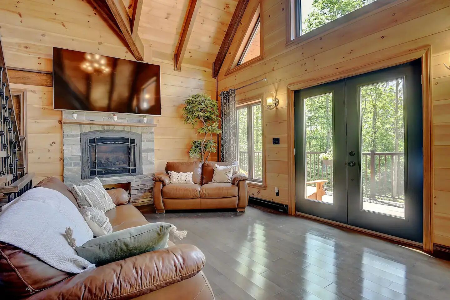 TV connectée, cheminée, baby-foot, table de tennis de table