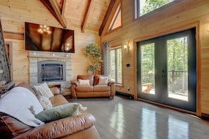 Smart TV, fireplace, table football, ping pong - Luxurious chalet featuring a jacuzzi, pool, small lake, sauna and pool table. (Saint-Calixte)