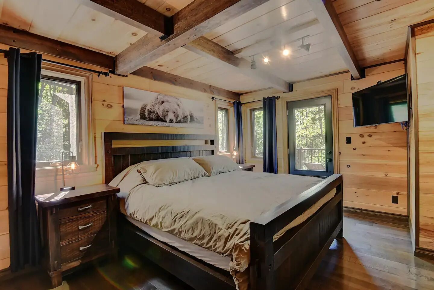 6 bedrooms, iron/ironing board, travel crib, free WiFi