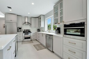 Køleskab, mikrobølgeovn, ovn, kogeplade