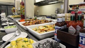 Un buffet proposant divers plats et accompagnements.