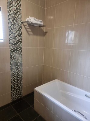 提供毛巾、番梘、洗頭水、廁紙