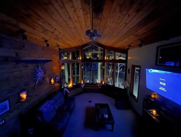 Interior - Panthers Inn. (Makanda)