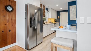 Cafetera y tetera, refrigerador, microondas y horno 