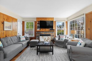 Smart TV, lettore DVD, libri, studio