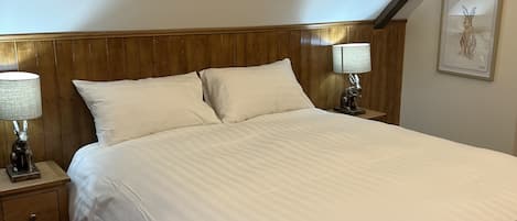 Standard Room, 1 Queen Bed, Non Smoking, Private Bathroom | 1 bedroom, free WiFi, bed sheets