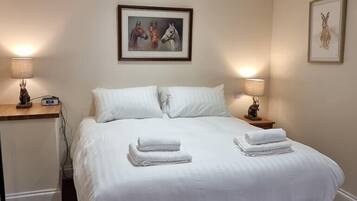 Standard Room, 1 Queen Bed, Non Smoking, Private Bathroom | 1 bedroom, free WiFi, bed sheets