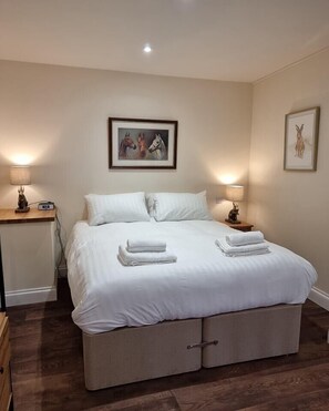 Standard Room, 1 Queen Bed, Non Smoking, Private Bathroom | 1 bedroom, free WiFi, bed sheets - The Forester (Shaftesbury)