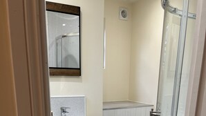 標準客房, 1 張加大雙人床, 非吸煙房, 私人浴室 | 浴室 | 淋浴設備、吹風機、毛巾
