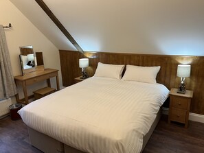Standard Room, 1 Queen Bed, Non Smoking, Private Bathroom | 1 bedroom, free WiFi, bed sheets - The Forester (Shaftesbury)
