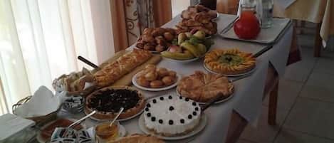 Una mesa de buffet con diversos platos y una bebida.