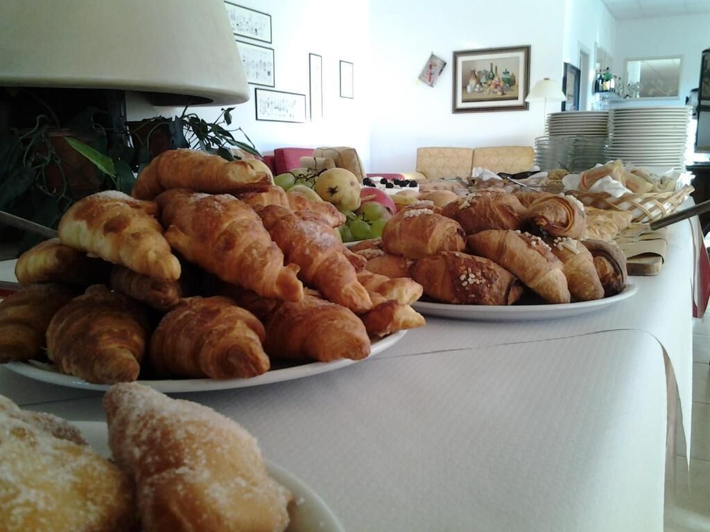 Mesa de buffet com diversos doces e frutas.