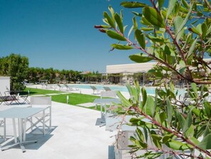 Una piscina al aire libre de temporada