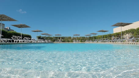 Una piscina al aire libre de temporada