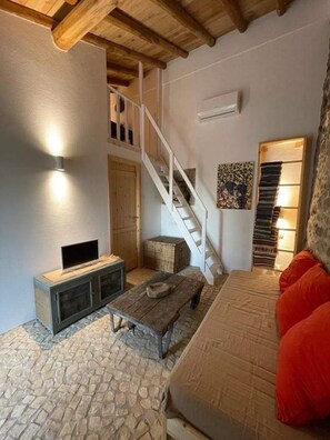 Una televisión, una chimenea, un reproductor de DVD