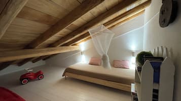 2 makuuhuonetta, silitysrauta/-lauta, vauvan matkasänky, ilmainen Wi-Fi