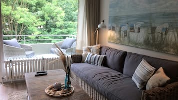 Smart-TV, DVD-Player, Bücher, Stereoanlage