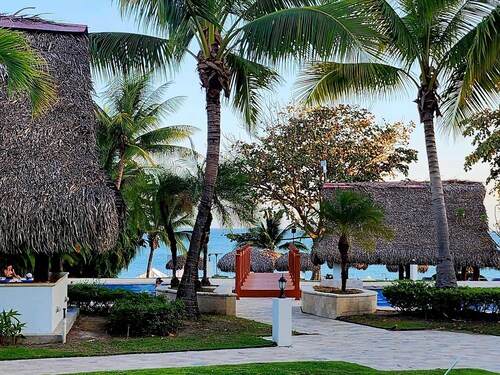 con todos los servicios para disfrutar; como el campo de golf, el club de playa