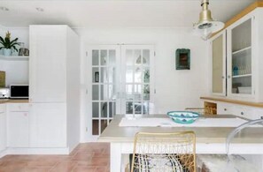 Private kitchen - Charlestown Cottage with Hot tub, Harbour & Beach (Charlestown)