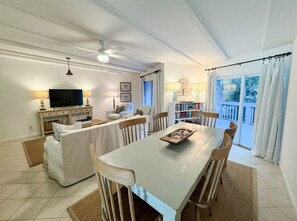 Televisor intel·ligent, reproductor de DVD i llibres 