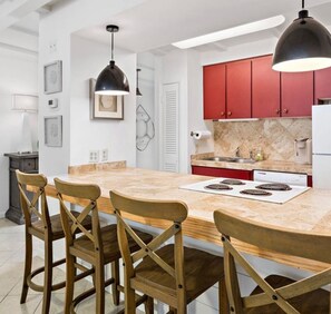 Frigorífic, microones, forn i placa de cuina 