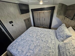 1 bedroom, WiFi, bed sheets - RV15 | Coastal Getaway – Durango Half Ton (Bolivar Peninsula)