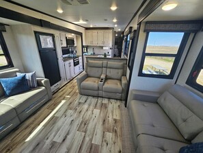 Smart TV - Coastal RV – Durango Half Ton 5th Wheel - Sleeps 6 (Bolivar Peninsula)