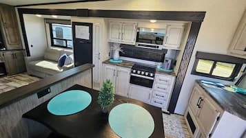 Oven, dishwasher, cookware/dishes/utensils