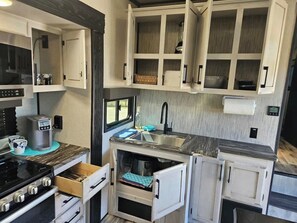 Private kitchen - RV15 | Coastal Getaway – Durango Half Ton (Bolivar Peninsula)