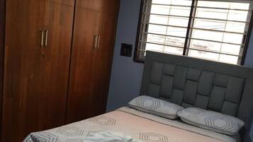 1 quarto, Wi-Fi de cortesia, roupa de cama