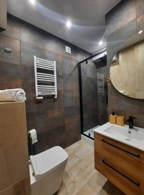 Douche, serviettes fournies, savon, shampooing