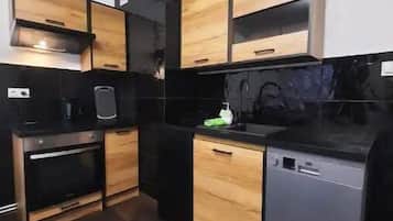 Een oven, een kookplaat, een vaatwasser