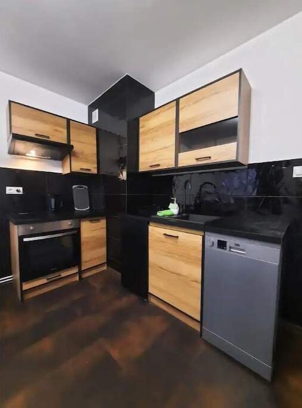Un four, surface de cuisson, lave-vaisselle