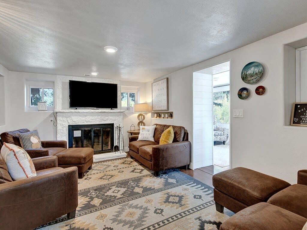 TV, fireplace, offices