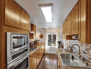 冷蔵庫、電子レンジ、オーブン、コンロ