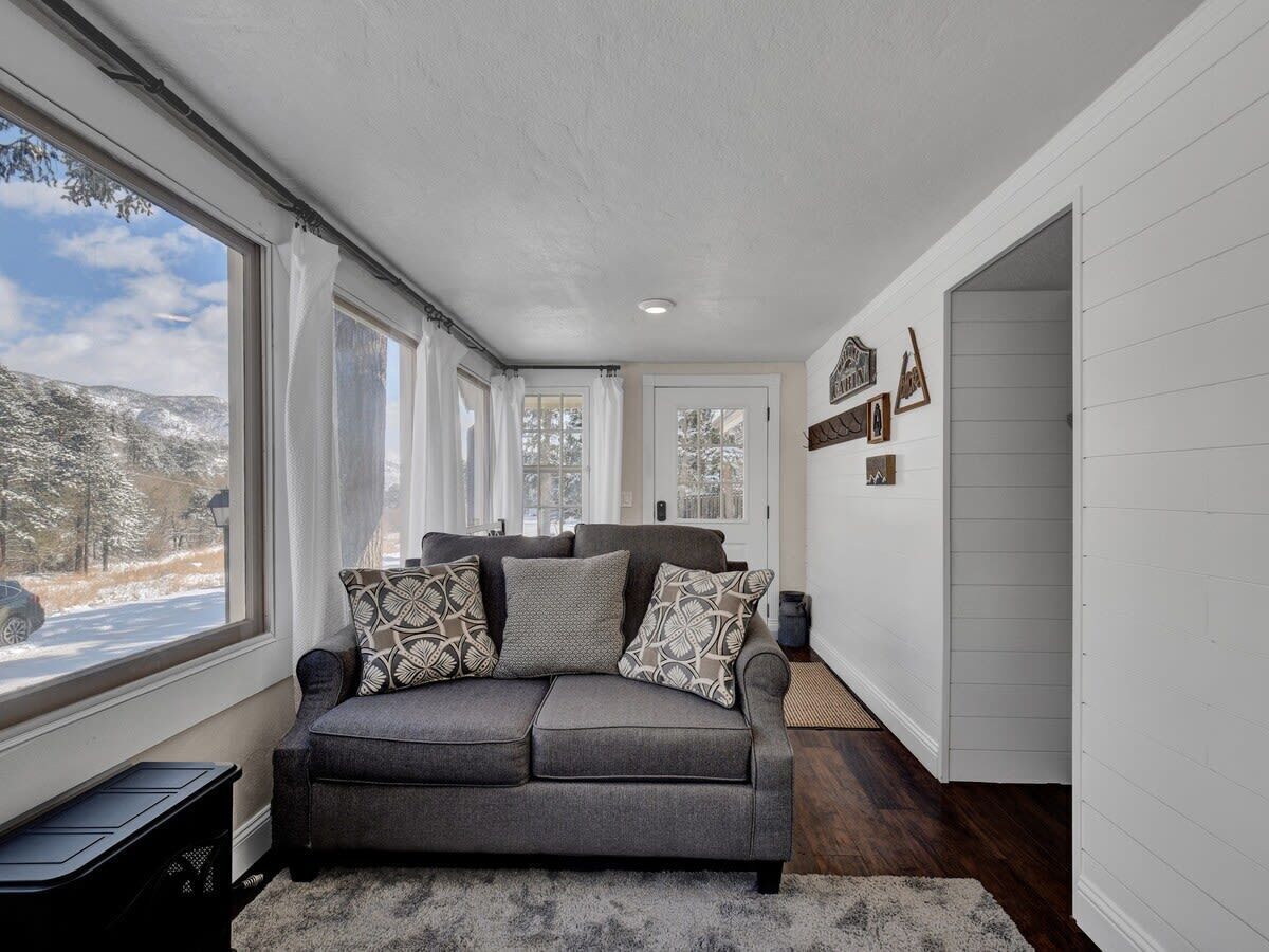 Televisio, takka, työhuone