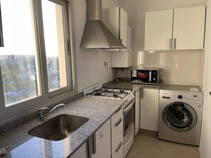 Micro-ondas, fogão, cooktop, talheres/pratos/utensílios de cozinha