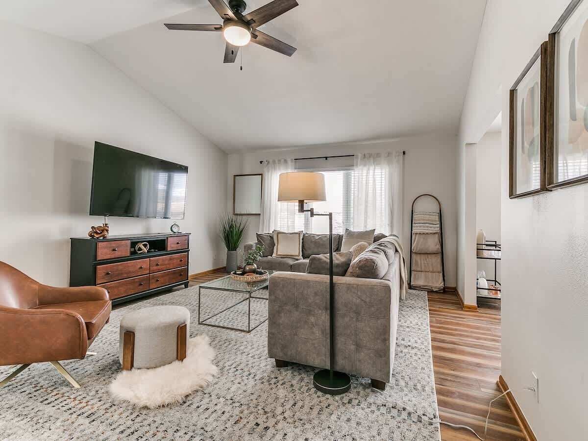 Televisión, libros y oficina 