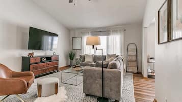 Télévision, livres, espaces bureaux