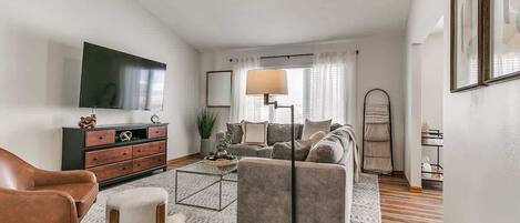 TV, bøker og kontorer