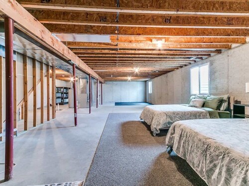 5 Bed 2 Bath/Modern Large Home