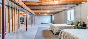 5 Bed 2 Bath/Modern Large Home