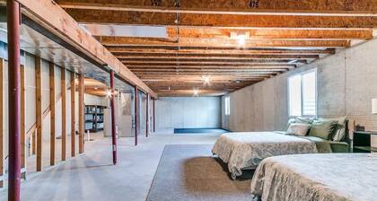 5 Bed 2 Bath/Modern Large Home