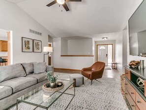 Televisión, libros, oficina