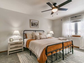 4 bedrooms, iron/ironing board, WiFi, bed sheets