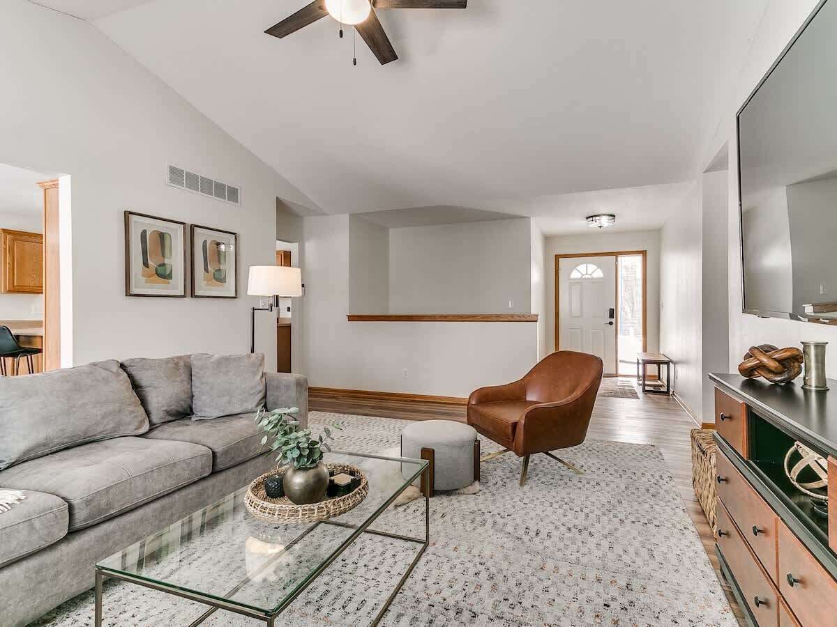 Télévision, livres, espaces bureaux