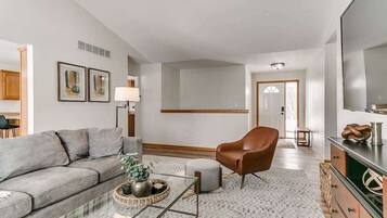 Télévision, livres, espaces bureaux